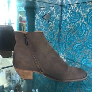 Clark’s Mod Ankle Boots in Brown-Gray Suede